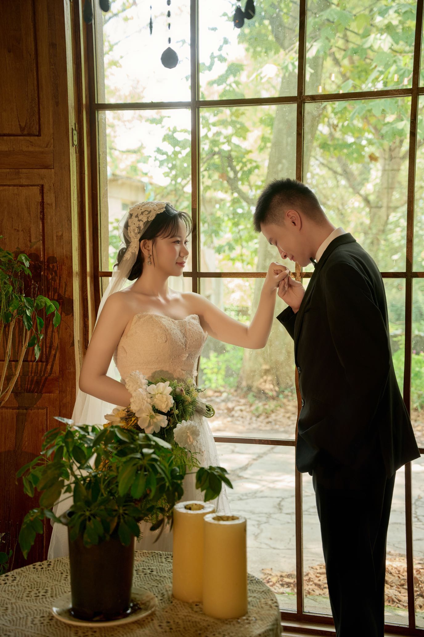新人窗边婚纱照